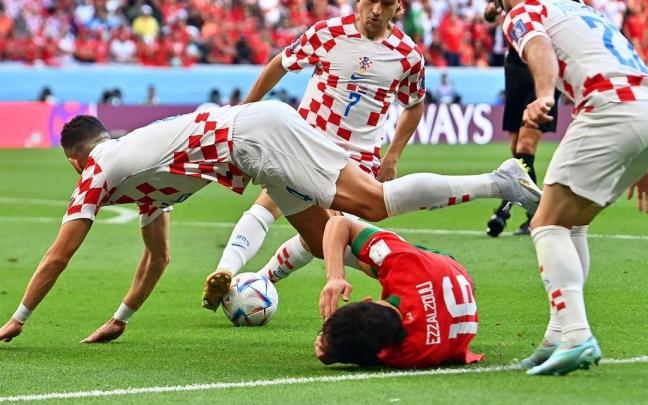 Abde, en el suelo, al ser trabado por un jugador de Croacia, en un lance del encuentro. Abde, en el suelo, al ser trabado por un jugador de Croacia, en un lance del encuentro.