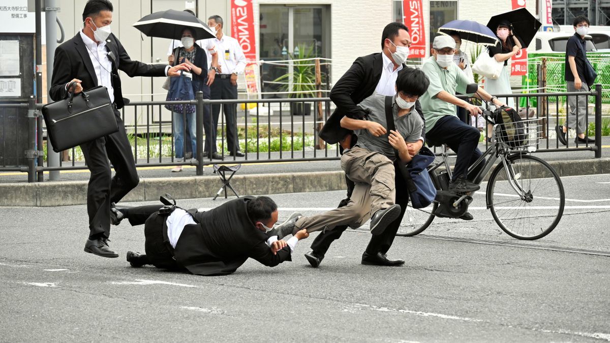 Policías capturan al autor de los disparos contra el ex primer ministro de Japón Shinzo Abe