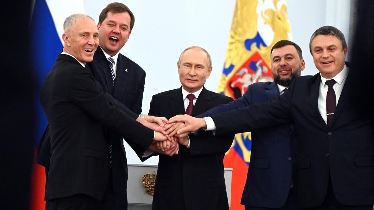 El presidente ruso Vladimir Putin junto a los líderes prorrusos de las cuatro regiones anexionadas.