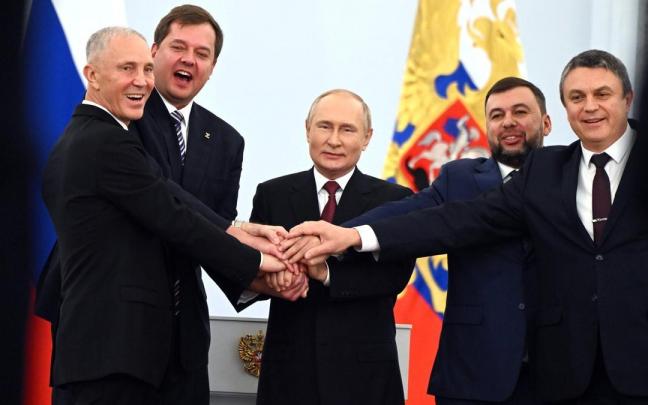 El presidente ruso Vladimir Putin junto a los líderes prorrusos de las cuatro regiones anexionadas. El presidente ruso Vladimir Putin junto a los líderes prorrusos de las cuatro regiones anexionadas.