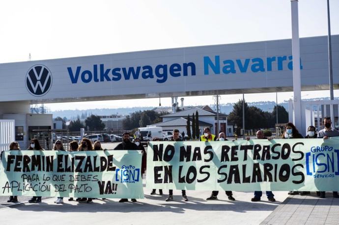 Concentración frente a Volkswagen por el impago de los salarios y la inaplicación de la subida salarial de ISN Limpiezas.