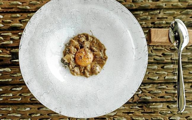 Yema de huevo en hongos carbonara, un plato del restaurante Jauregibarria.