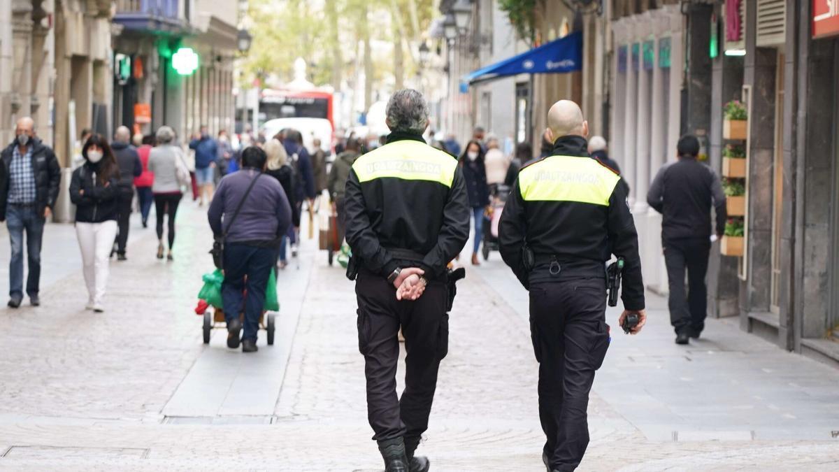 Dos agentes de la Policía Municipal patrullan por las calles del Casco Viejo