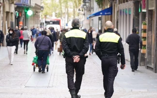 Dos agentes de la Polic&iacute;a Municipal patrullan por las calles del Casco Viejo