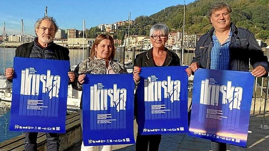 Representantes de Trintxer Kulturala y del Ayuntamiento. | FOTO: N.G.