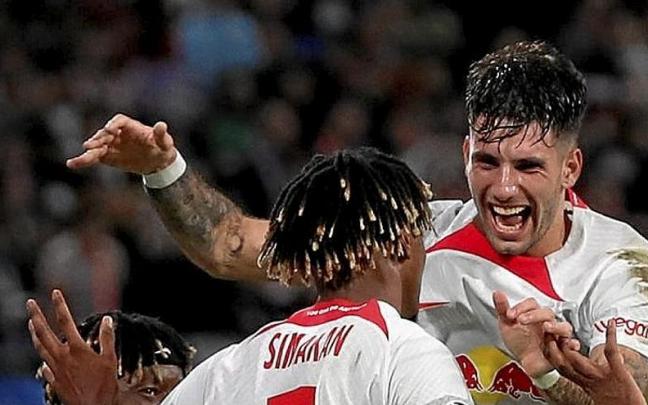 Szoboszlai (d) celebra el tercer gol con sus compañeros.