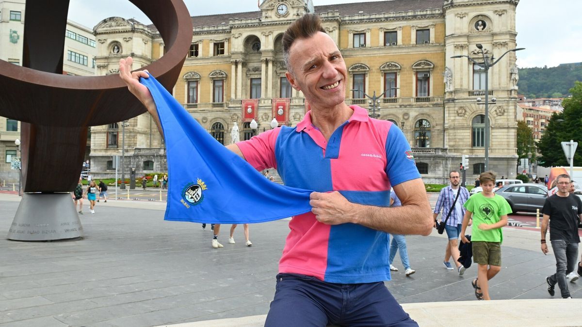 El artista vizcaino frente al Ayuntamiento de Bilbao.
