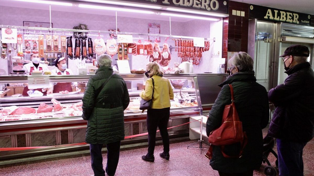 Clientela haciendo cola en la carnicería Tudero del mercado de Zaramaga