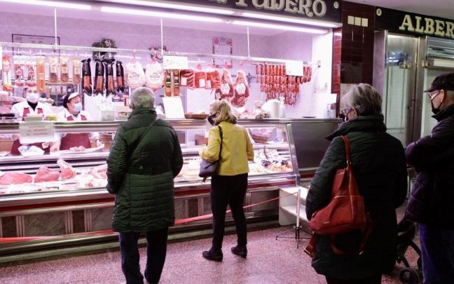 Clientela haciendo cola en la carnicer&iacute;a Tudero del mercado de Zaramaga