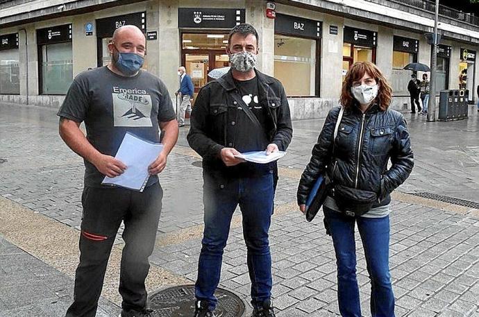 Promotores de la iniciativa, ayer, antes de registrar las firmas en el BAZ.