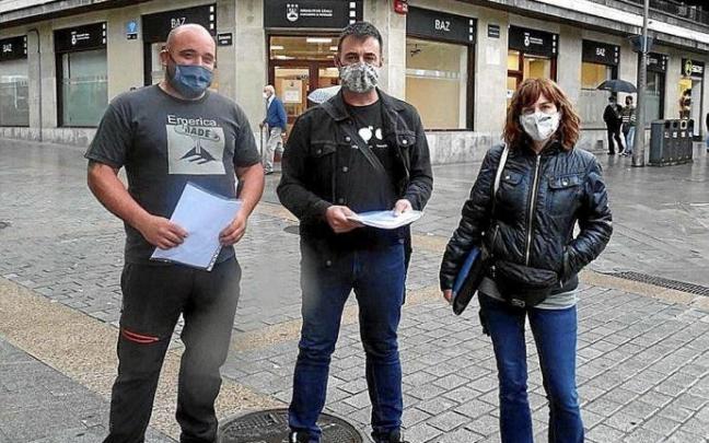 Promotores de la iniciativa, ayer, antes de registrar las firmas en el BAZ.