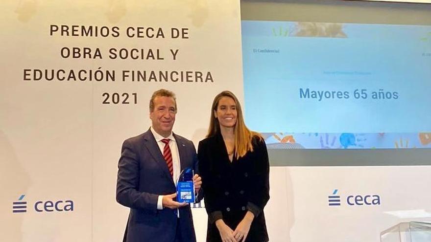 El presidente de las Fundaciones Vital, Jon Urresti, ha recibido el premio de mano de Ona Carbonell, embajadora de Obra Social y Educación Financiera de CECA