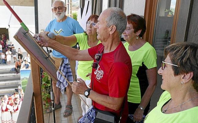 Ram&oacute;n Dorronsoro, de Iratxo, prende la mecha del cohete. | FOTO: FIRMA