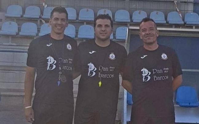 Gonzalo Sánchez (en el centro) junto con su cuerpo técnico.