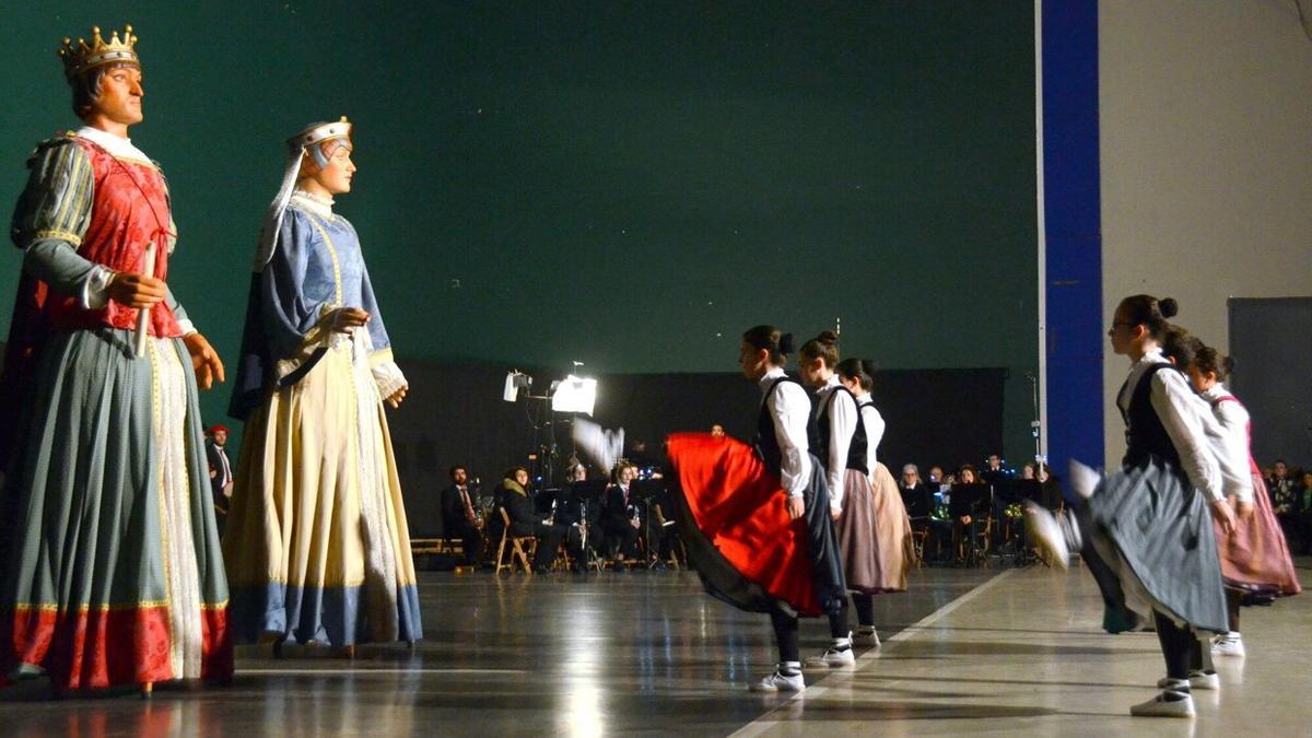 Fernando e Isabel, tuvieron su aurresku de honor por su 75º cumpleaños.