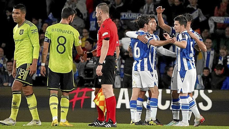 Los jugadores realistas celebran el pase a octavos de final de la Liga Europa tras el final del encuentro.