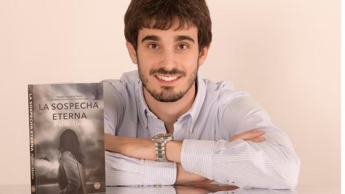 El autor junto a un ejemplar de su debut literario.