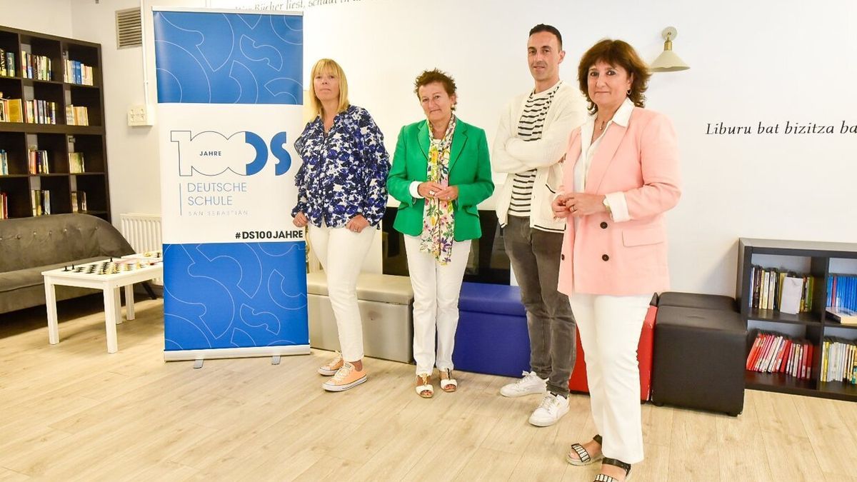 Marise García, Ruth Cerrillo, Asier Otegi y Marisa Peña posan en uno de los muchos espacios abiertos del Colegio Alemán.