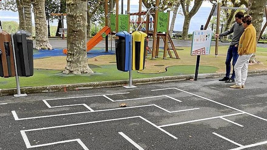 Juegos junto a las papeleras para implicar a los txikis.