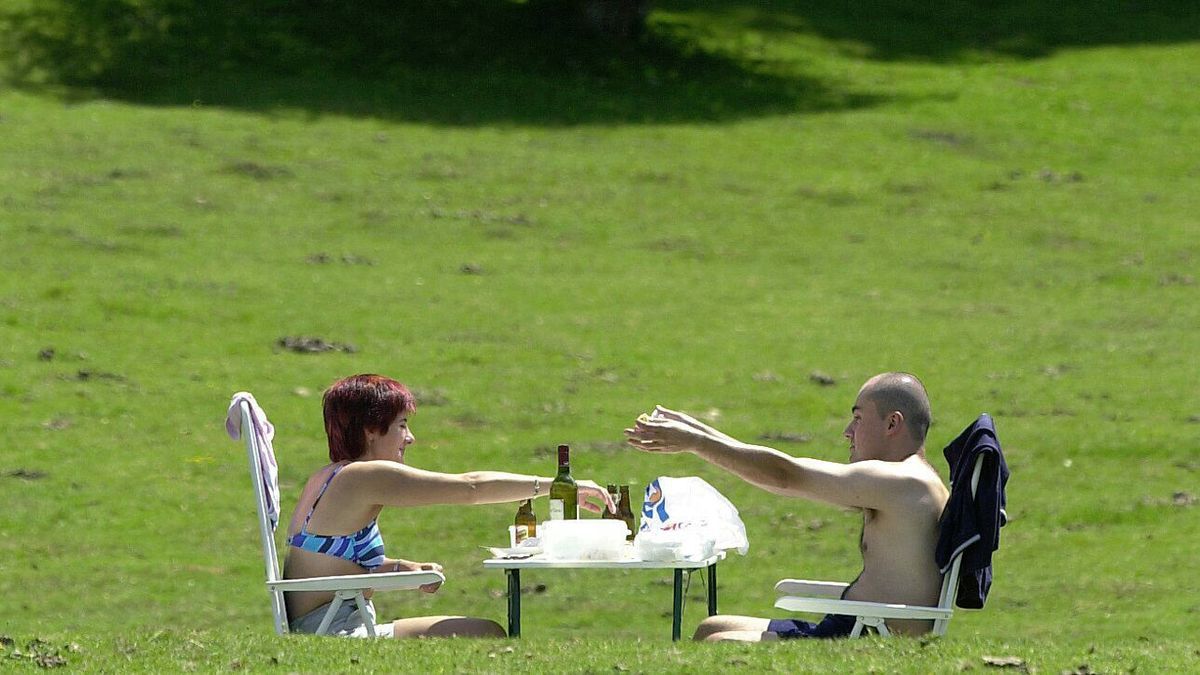 Una pareja disfrutando del día en el monte.