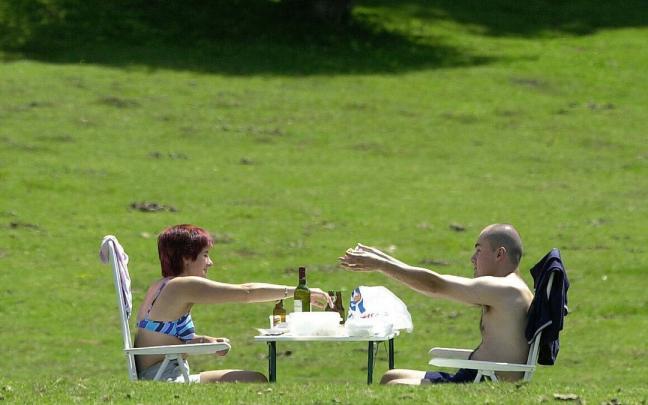 Una pareja disfrutando del día en el monte. Una pareja disfrutando del día en el monte.