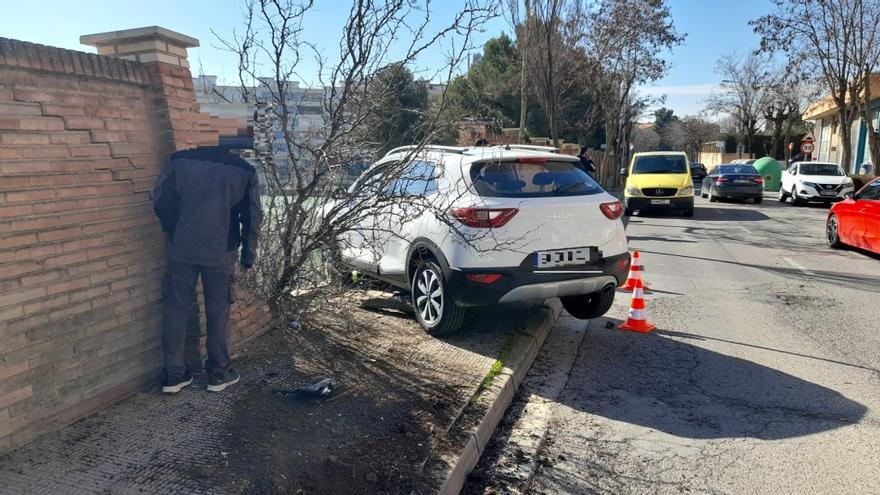 Otra imagen del vehículo que chocó contra el muro
