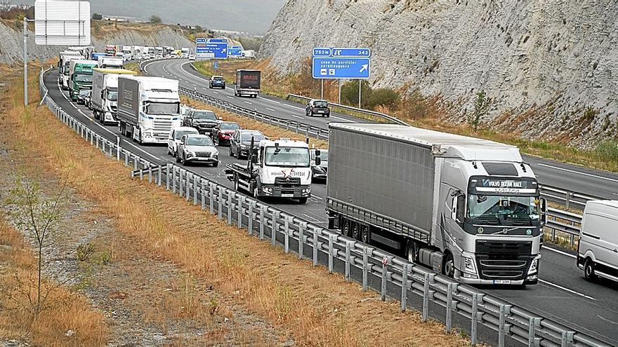 Imagen de archivo de varios camiones en las autovías del entorno de Vitoria.