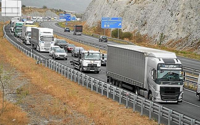 Imagen de archivo de varios camiones en las autovías del entorno de Vitoria.