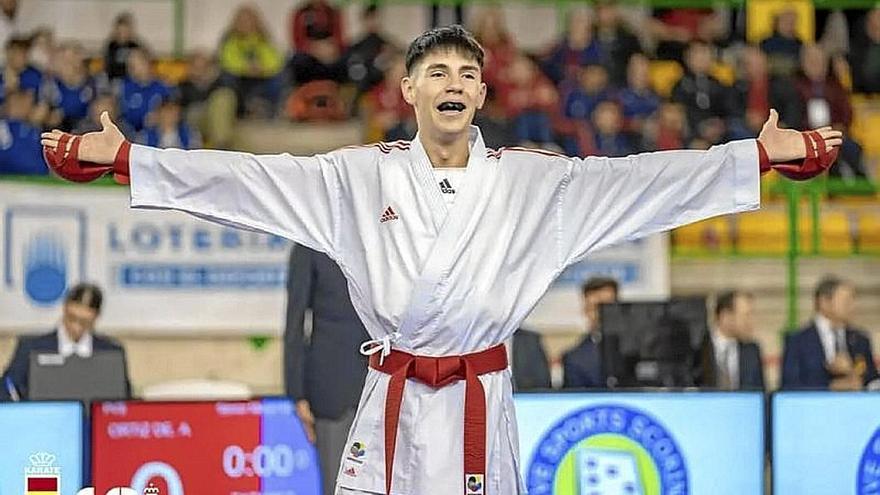 Alex Ortiz de Zárate celebra su título de campeón de España.