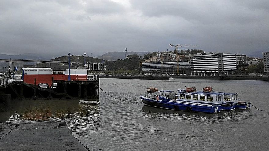 El gasolino une Barakaldo con Erandio a través de la ría.