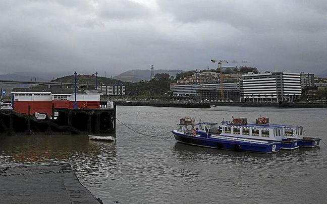 El gasolino une Barakaldo con Erandio a través de la ría. El gasolino une Barakaldo con Erandio a través de la ría.
