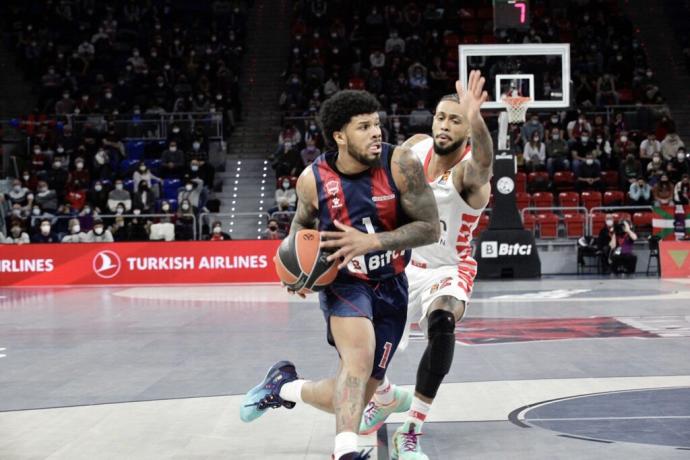 Peters penetra a canasta en un partido ante el Olympiacos