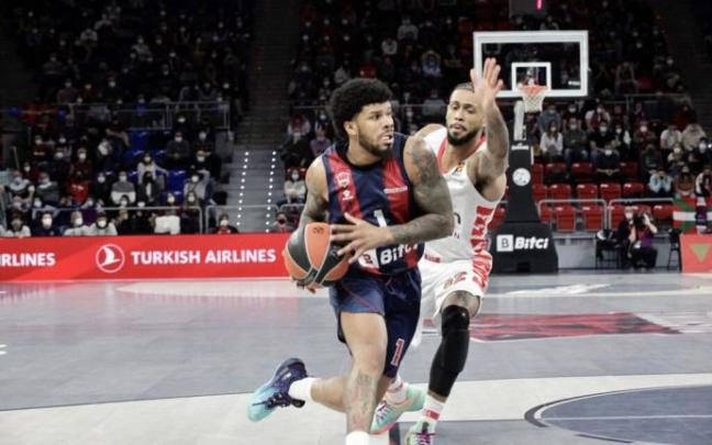 Peters penetra a canasta en un partido ante el Olympiacos