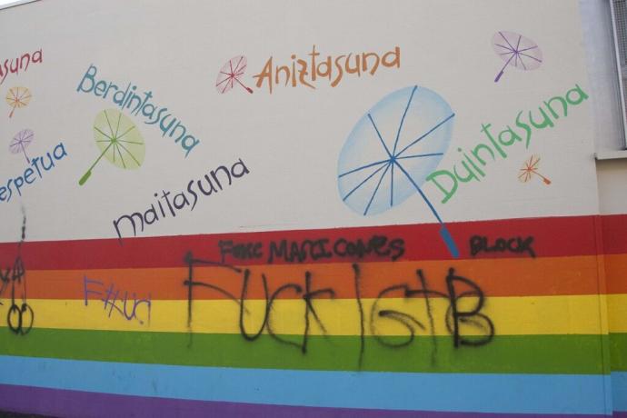 Pintadas contra el colectivo LGTBI+ en un centro escolar de Vitoria.