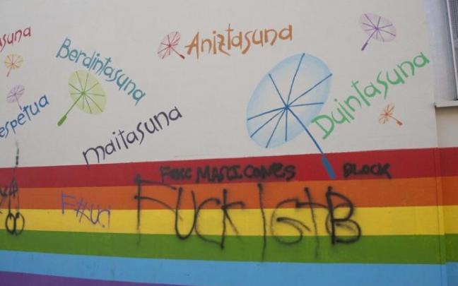 Pintadas contra el colectivo LGTBI+ en un centro escolar de Vitoria.