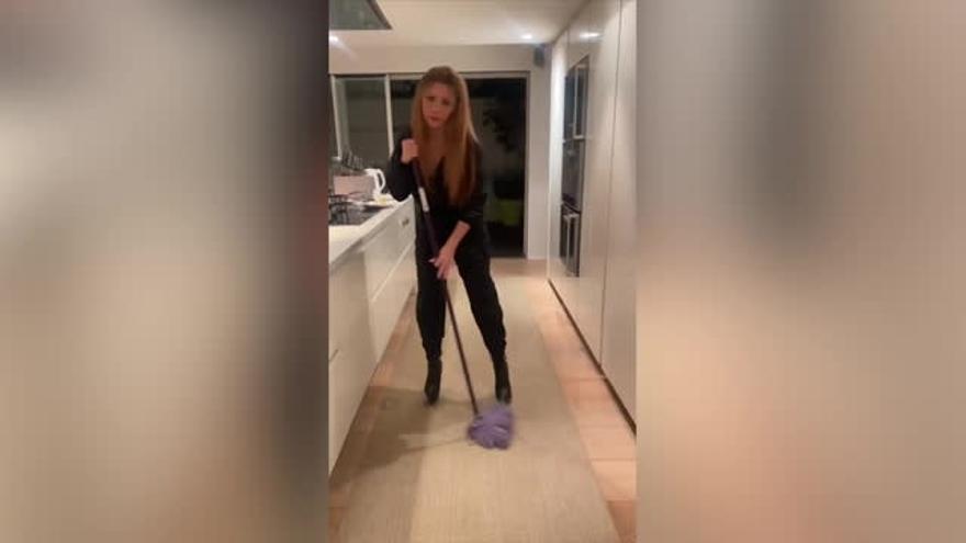 Shakira fregando y cantando en la cocina.