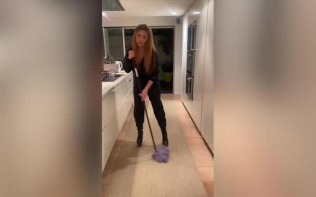 Shakira fregando y cantando en la cocina.