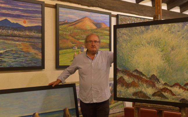 El pintor de Lesaka Juan Carlos Pikabea, rodeado de algunos de sus cuadros en su casa-taller. El pintor de Lesaka Juan Carlos Pikabea, rodeado de algunos de sus cuadros en su casa-taller.
