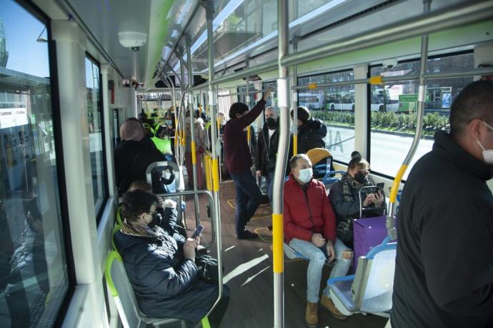 Viajeros en un bus eléctrico.