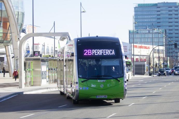 Un BEI circula por las calles de Vitoria.