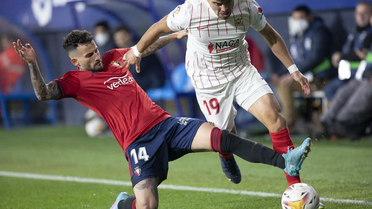 Rubén García defiende ante Acuña, del Sevilla, en el partido en El Sadar de la última temporada