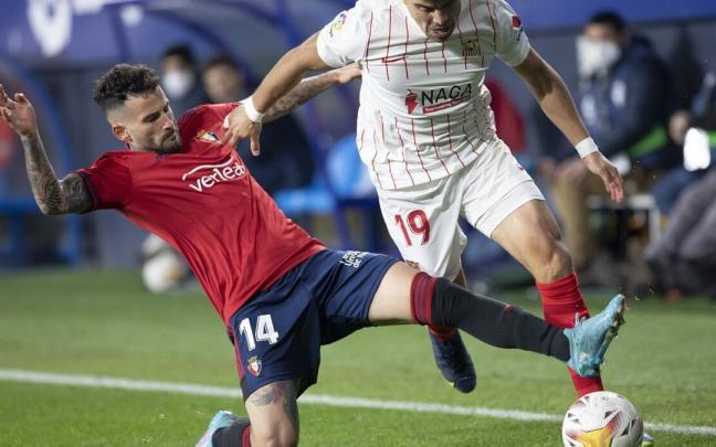 Rub&eacute;n Garc&iacute;a defiende ante Acu&ntilde;a, del Sevilla, en el partido en El Sadar de la &uacute;ltima temporada