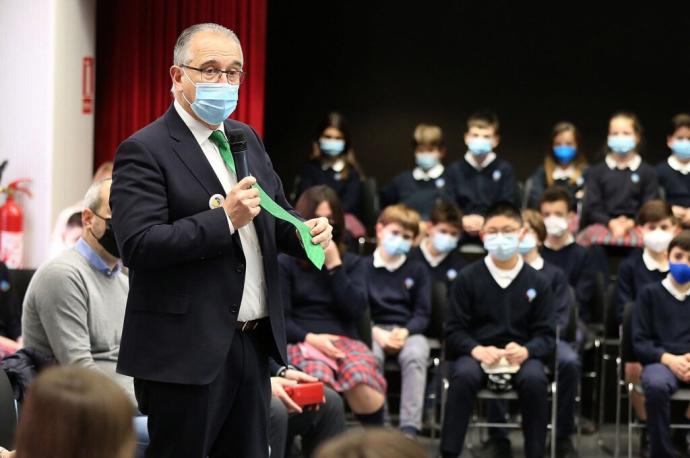 El alcalde Maya, en un charla con alumnos de Primaria sobre el despilfarro energético.