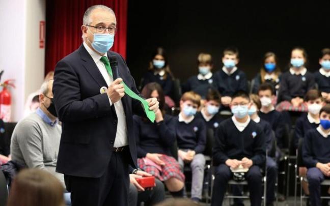 El alcalde Maya, en un charla con alumnos de Primaria sobre el despilfarro energético.