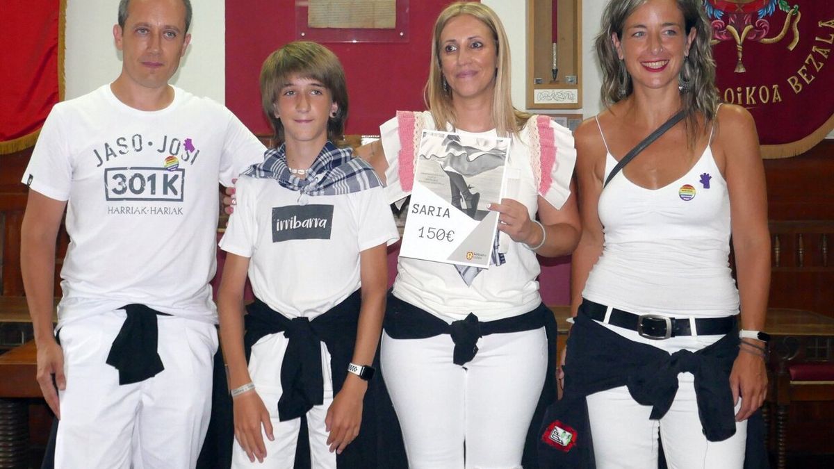 Liher Fernández y Amaia Iparragirre, ganadores del concurso de carteles, con el alcalde, Mikel Zabaleta, y la edil Saioa Sagastibeltza.
