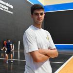 Aimar Morgaetxebarria posa en el frontón de Amorebieta-Etxano, donde debuta este sábado 16 de julio.