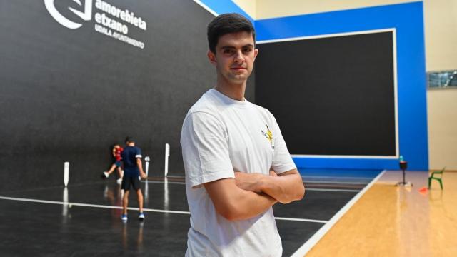 Aimar Morgaetxebarria posa en el frontón de Amorebieta-Etxano, donde debuta este sábado 16 de julio. Aimar Morgaetxebarria posa en el frontón de Amorebieta-Etxano, donde debuta este sábado 16 de julio.