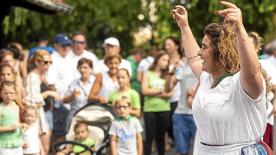 Una dantzari ameniza el recorrido del Alardearekin Bat en una de sus ediciones anteriores. | FOTO: N.G.