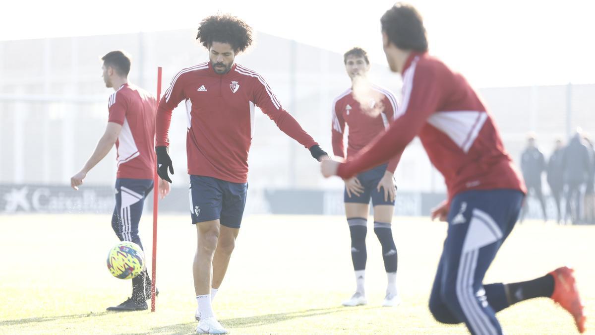 Los jugadores se ejercitan durante la sesión matinal en Tajonar.