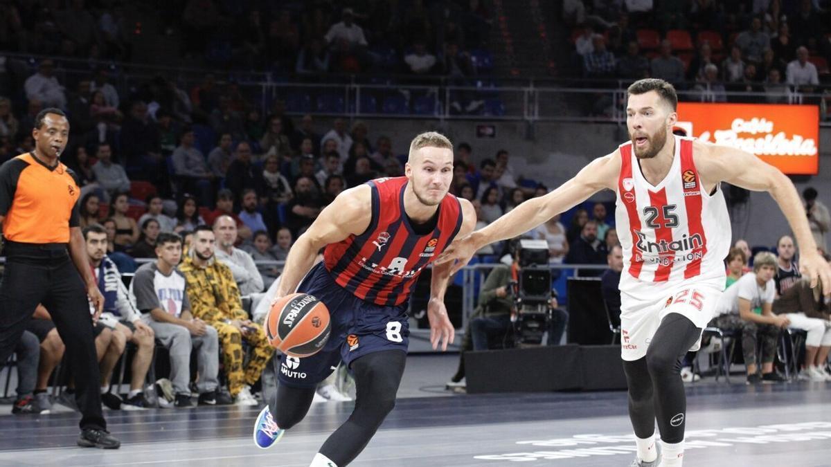 Tadas ataca el aro en el partido ante el Olympiacos